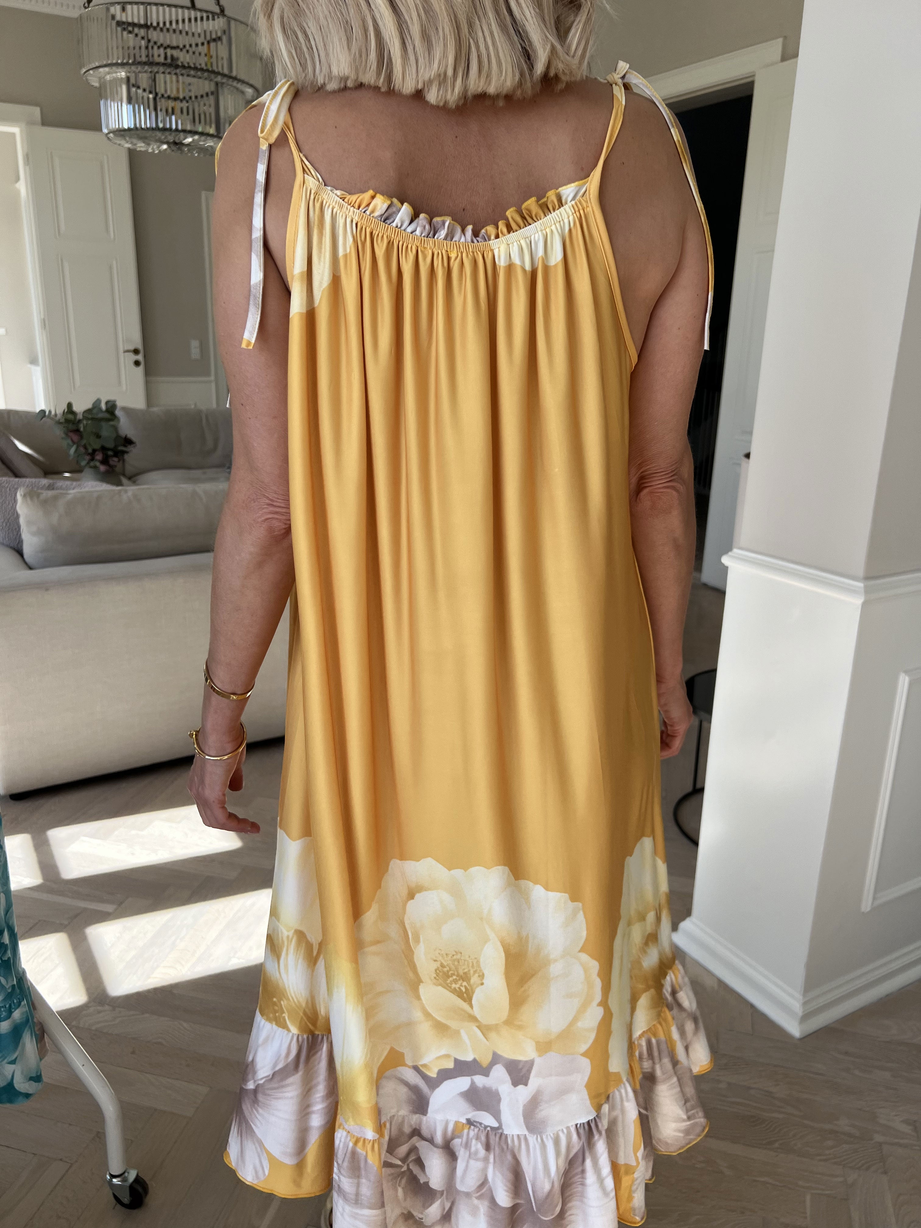 Maya Short - Elastisk strop sommerkjole med blomsterprint